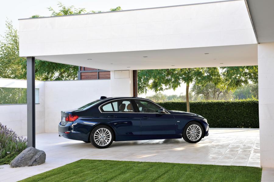  BMW 3-Series luxury Line 2011 года  (фото 13 из 25)